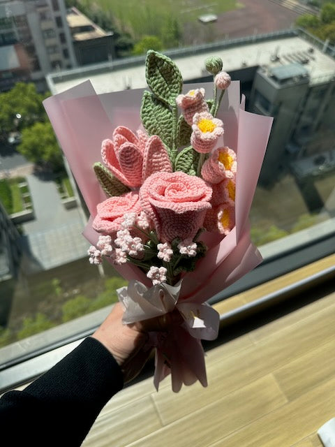 Bouquet de roses au crochet, composé de tulipes, de gypsophiles et de muguet. Disponible en rose, jaune et violet.