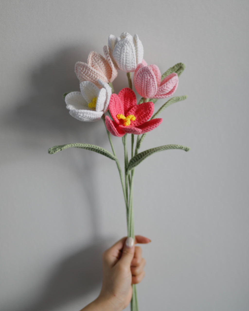 Bouquet de tulipes au crochet, bouquet à 5 tiges, en rose et blanc