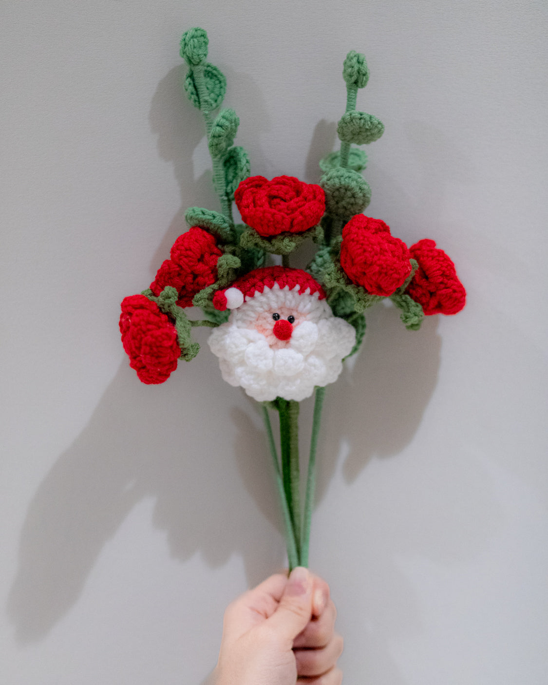 Bouquet de fleurs au crochet Père Noël et roses multiflores