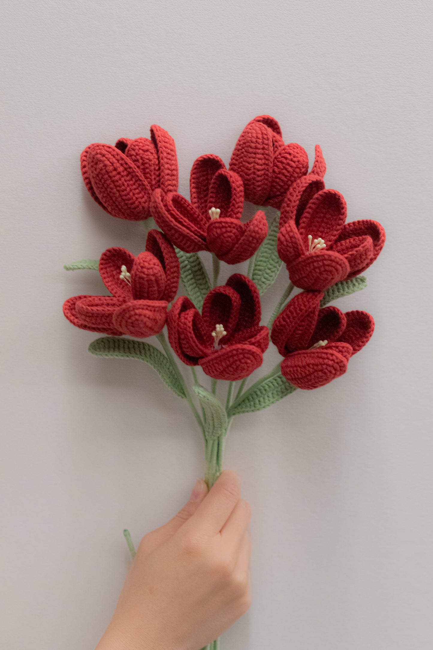 Gehäkelter roter Tulpenblumenstrauß, 7-Stiel-Strauß