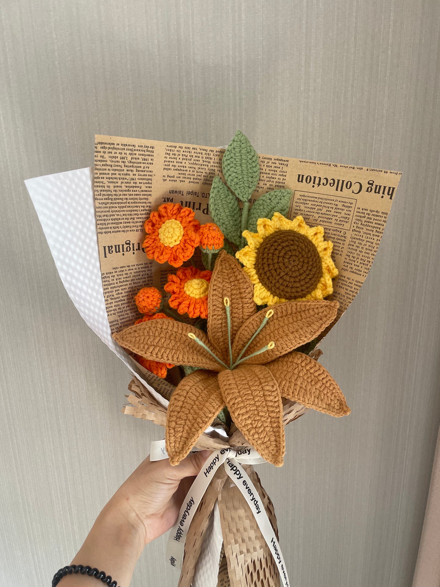 Gehäkelter Lilienstrauß, gemischt mit Gänseblümchen und Sonnenblumen, erhältlich in Lila, Rosa, Weiß, Karamell