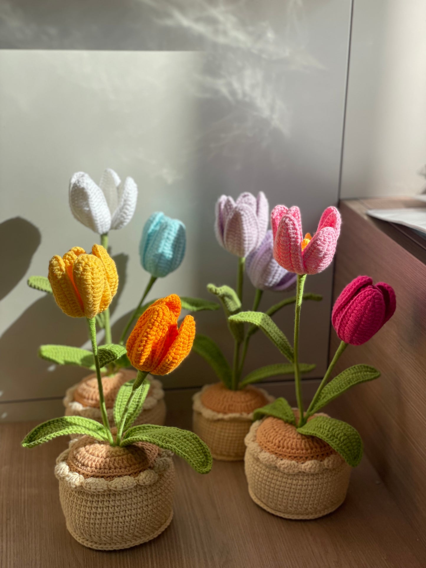 Tulipe au crochet en pot (2 fleurs, pétales pointus) | Rose, bleu, jaune, violet