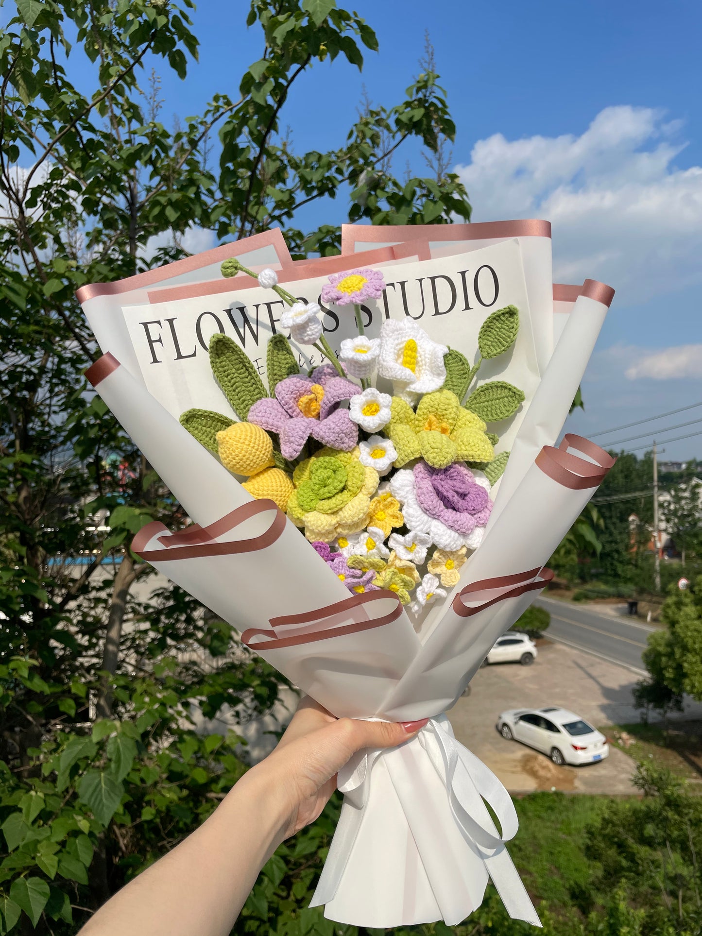 Bouquet de fleurs mélangées au crochet : roses, muguet, tulipes et citron