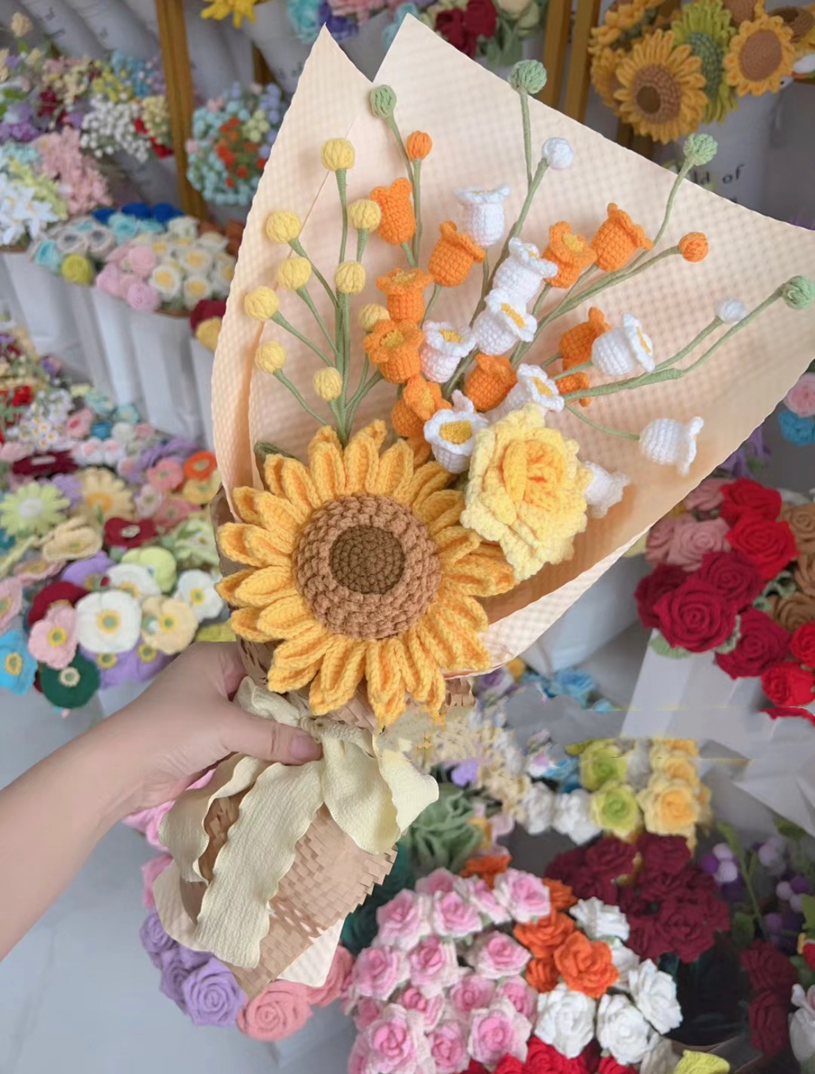 Bouquet de tournesols au crochet mélangé avec du muguet