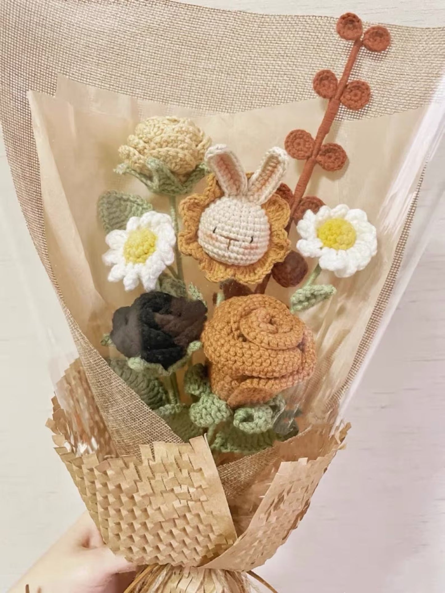 Bouquet de lapin au crochet, mélange de roses et de marguerites, idées de paniers de Pâques, cadeaux de Pâques