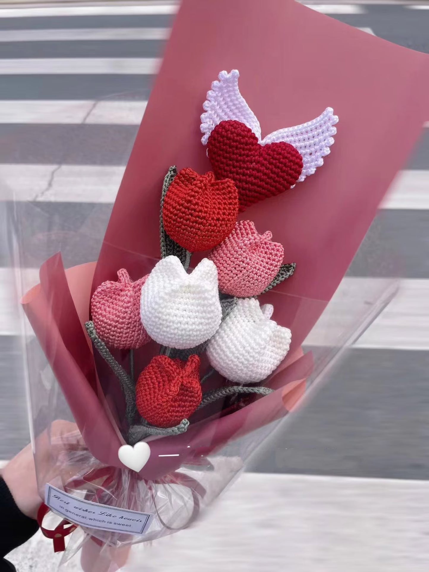 Bouquet mixte de tulipes et de cœurs angulaires au crochet, en rouge/rose/blanc