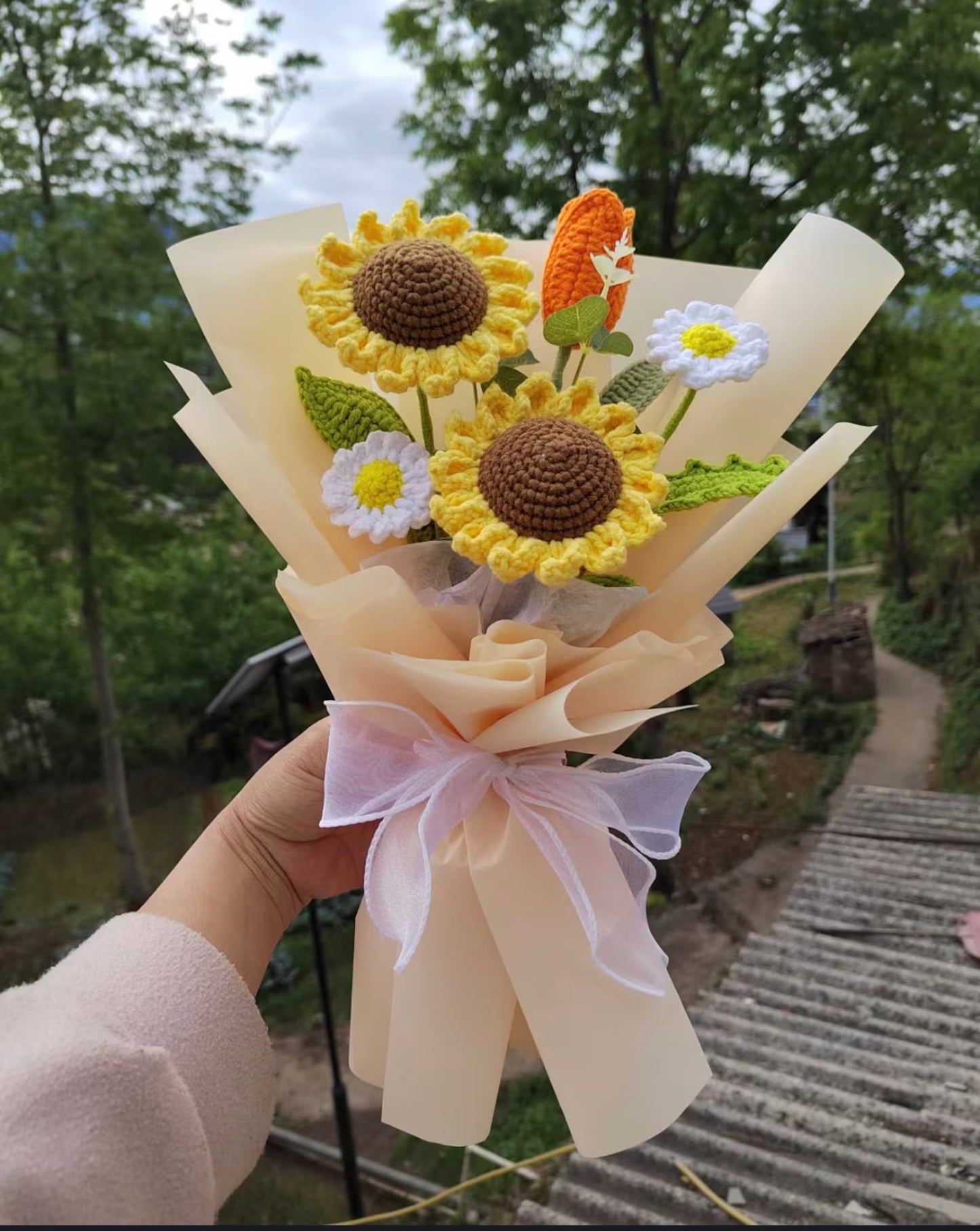 Bouquet de tournesols au crochet mélangé à des marguerites et des tulipes