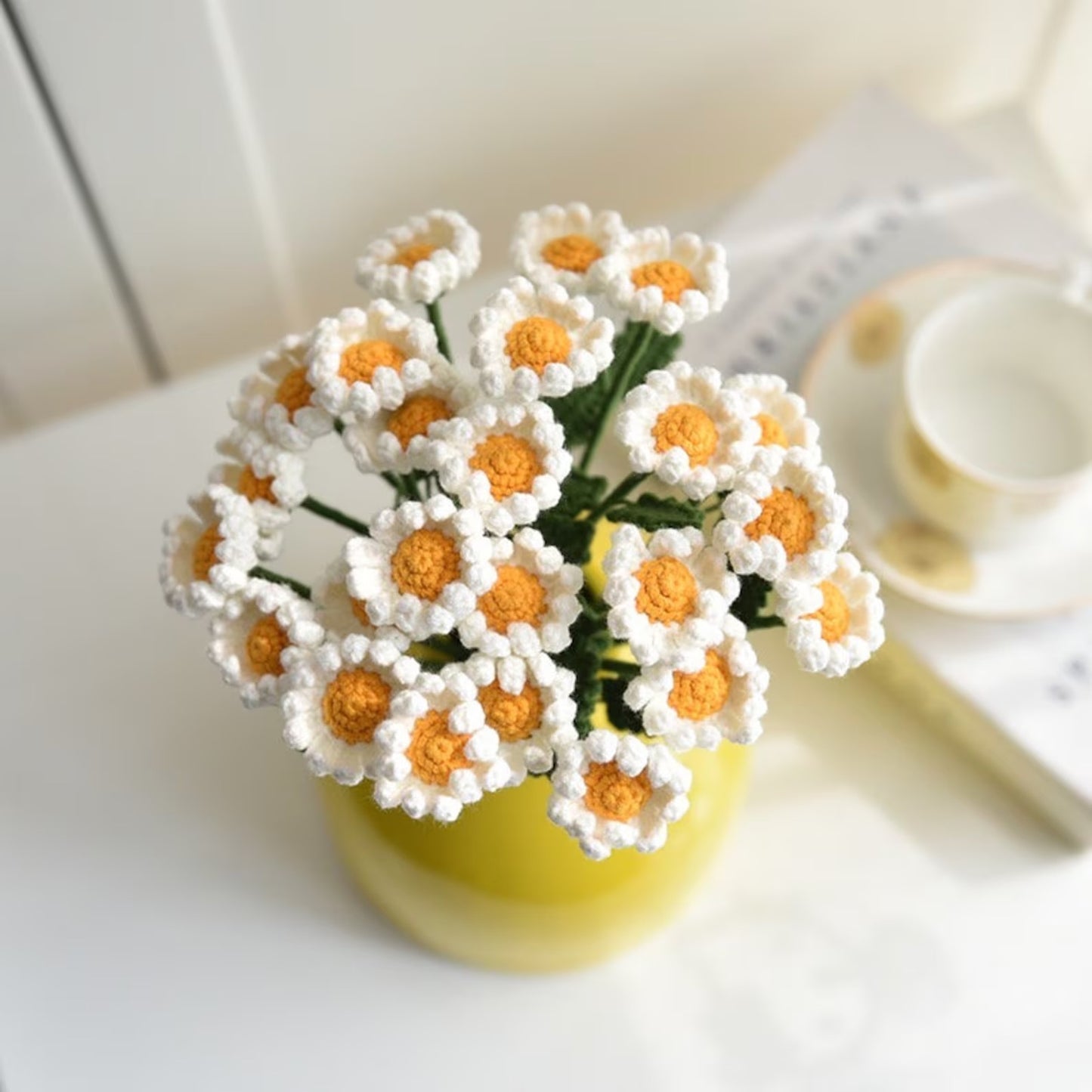 Tiges de marguerites blanches au crochet, petits pétales