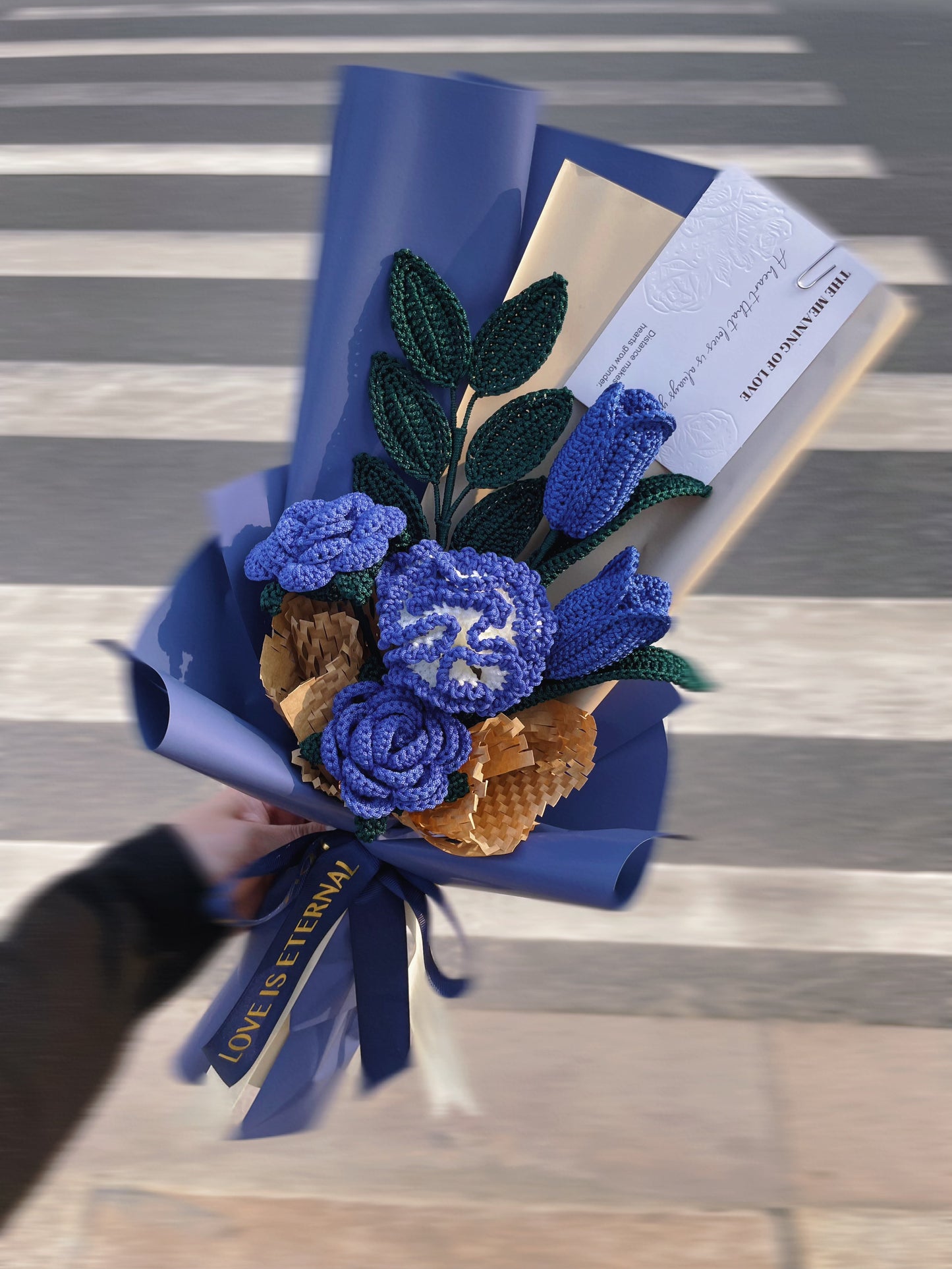Gehäkelter Blumenstrauß aus Nelken, Rosen und Tulpen, Farbe: Blau