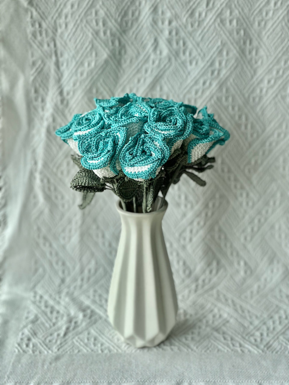 Bouquet de murmures de l'océan éternel — Roses cyan au crochet faites à la main (fil de dentelle brillant)