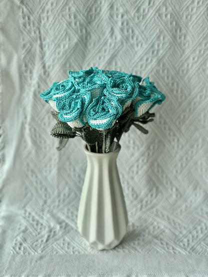 Bouquet de murmures de l'océan éternel — Roses cyan au crochet faites à la main (fil de dentelle brillant)