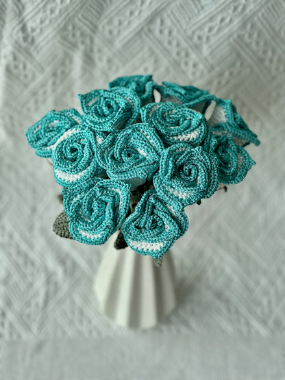 Bouquet de murmures de l'océan éternel — Roses cyan au crochet faites à la main (fil de dentelle brillant)