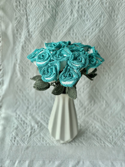 Bouquet de murmures de l'océan éternel — Roses cyan au crochet faites à la main (fil de dentelle brillant)