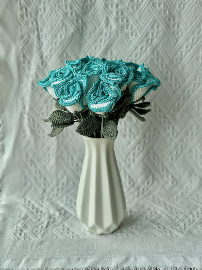 Bouquet de murmures de l'océan éternel — Roses cyan au crochet faites à la main (fil de dentelle brillant)
