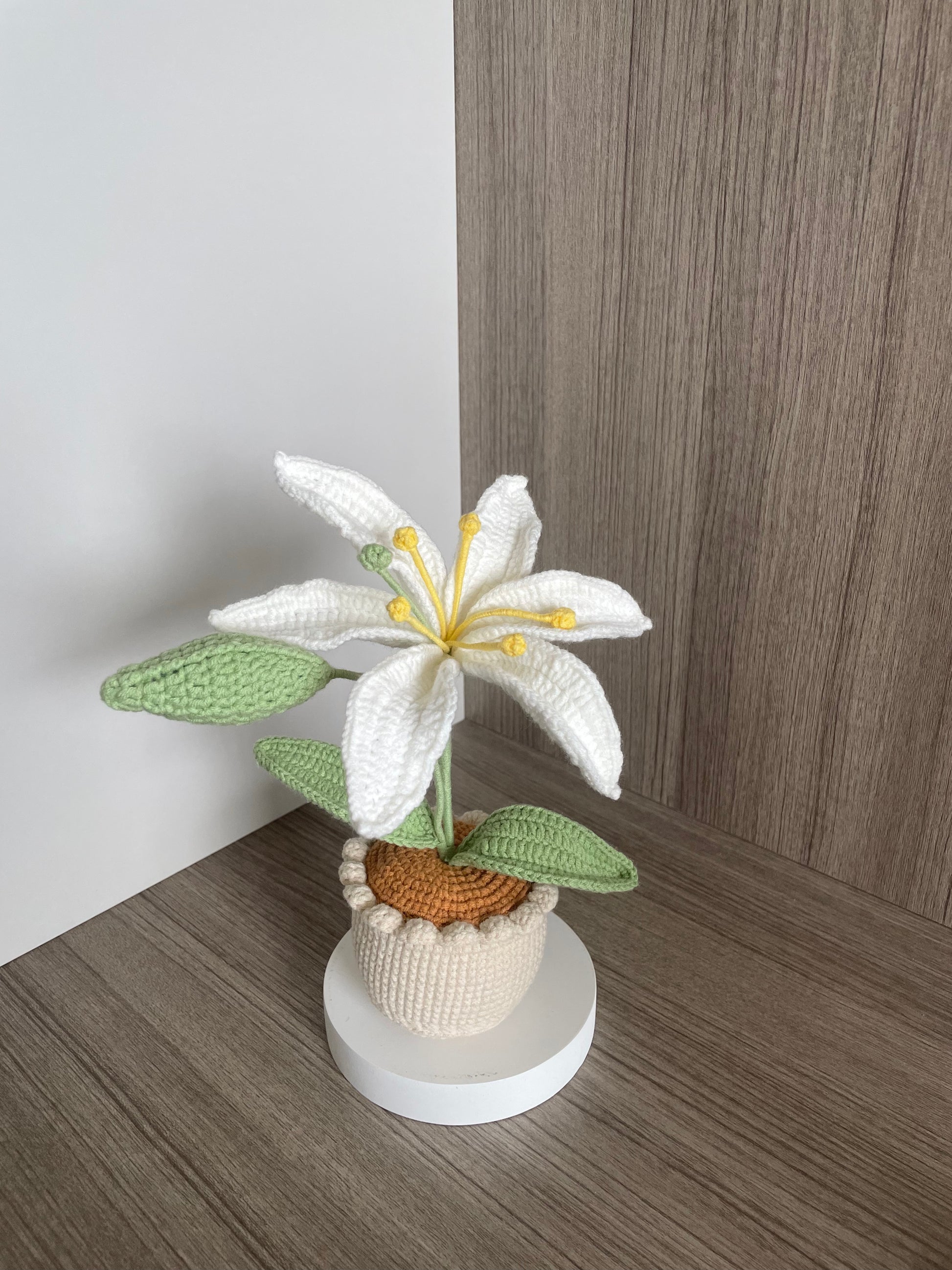white crochet lily flower pot, crochet flower, crochet flower bouquet
